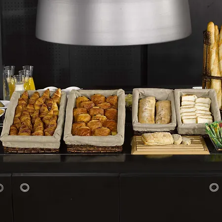 מלון Campanile Est - La Cite 3*