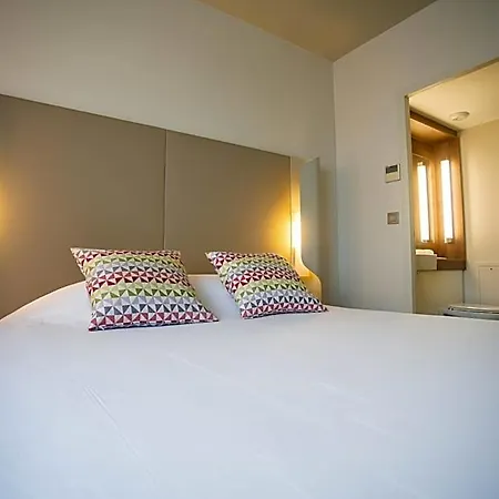 Hotel Campanile Est - La Cite 3*
