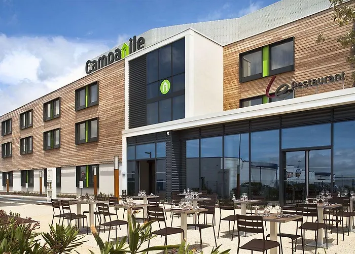 Campanile Est - La Cite Отель