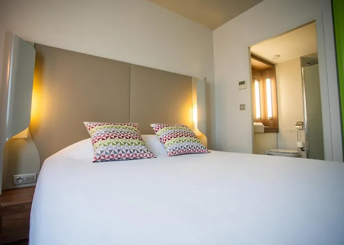 Campanile Est - La Cite Отель 3*