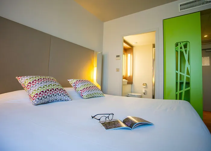 מלון Campanile Est - La Cite 3*