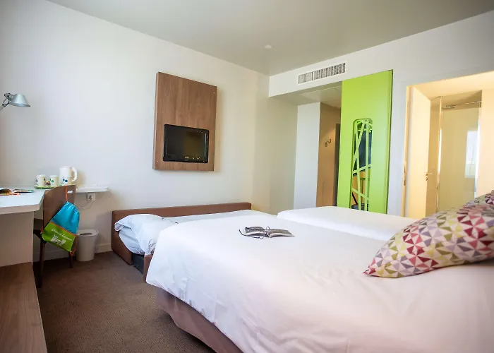 Campanile Est - La Cite Отель 3*