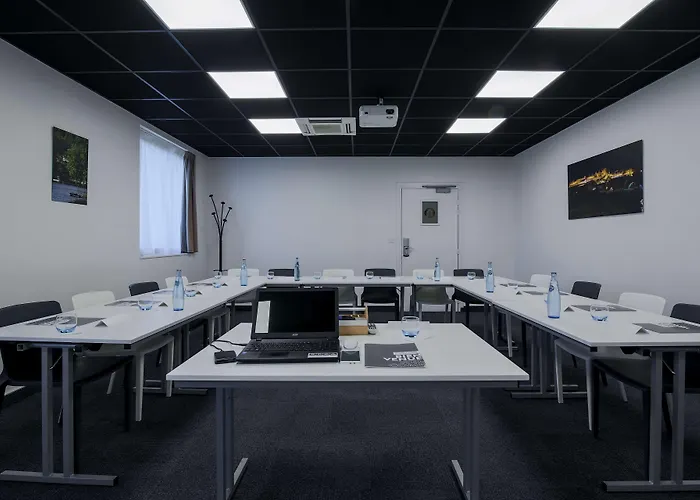 Отель Campanile Est - La Cite Каркассон