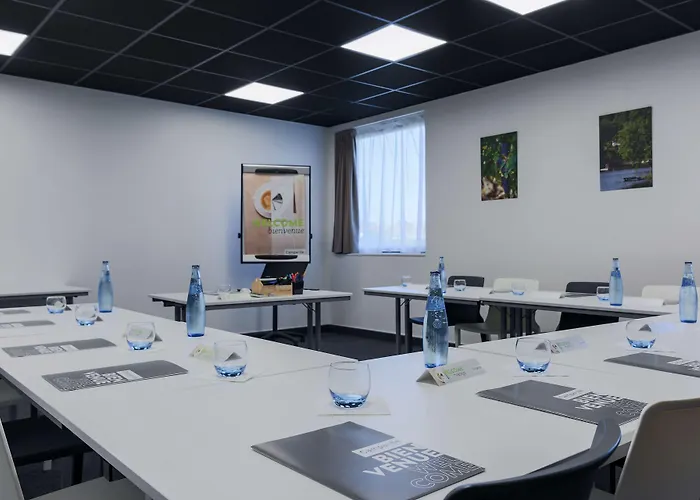 Campanile Est - La Cite Отель