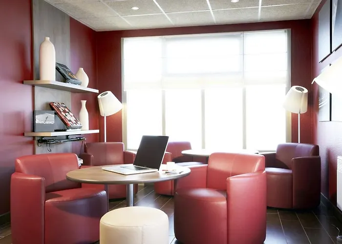 Отель Campanile Est - La Cite